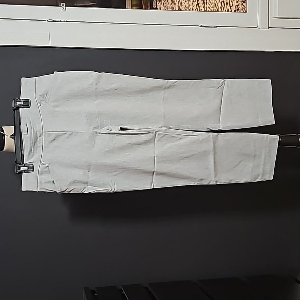 Like new. Hilary Radley Grey Crop Pant with Pockets M